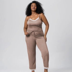 Détail de tenue d'intérieur grande taille avec dentelle, texture côtelée et cordon
