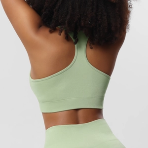 Makroaufnahme von hellgrünem geripptem Sport-BH-Racerback mit nahtlosem Stretchmaterial