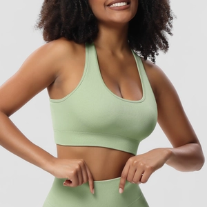Nahaufnahme des minzgrünen, gerippten Sport-BHs und der passenden Yoga-Leggings