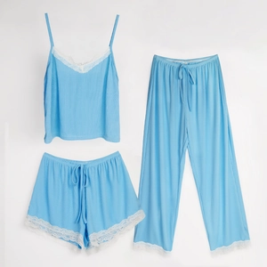 Ensemble de pyjama 3 pièces bleu clair à fines côtes avec bordures en dentelle blanche