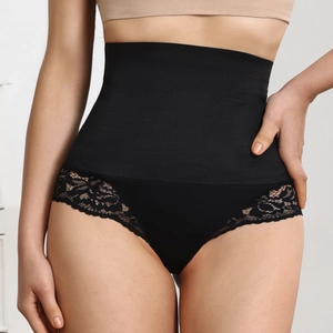 Vue détaillée de l'élégante bordure en dentelle noire sur la gaine haute taille