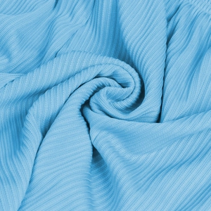 Détail du tissu en maille côtelée bleu clair avec texture douce et motif à rayures