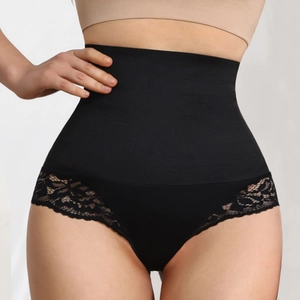 Gros plan sur la culotte gainante noire à taille haute avec détails en dentelle