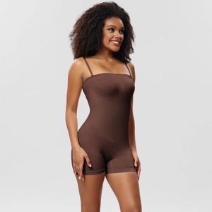 Seitenansicht eines dunkelbraunen, nahtlosen Bodysuits mit dünnen Trägern am weiblichen Model