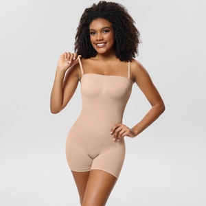 Detailaufnahme des hautfarbenen Bodysuits mit Rippenstruktur und verstellbaren Trägern