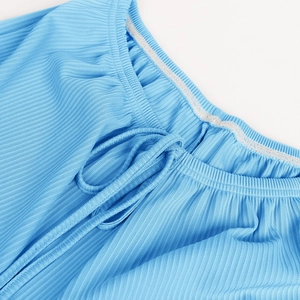 Détail en tissu côtelé bleu clair avec taille élastique et cordon de serrage assorti