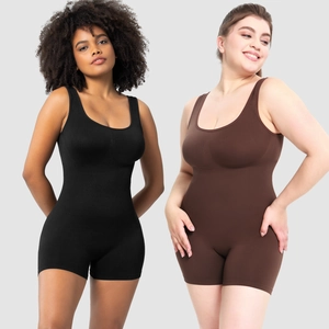Nebeneinanderliegende Ansicht von schwarzen und kaffeebraunen ärmellosen Body-Shapern