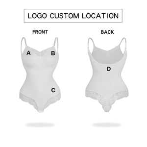 Détails avant et arrière d'un body en dentelle blanche avec options de logo personnalisé