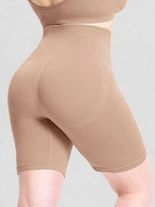 Détail macro du pantalon gainant taille haute sans couture avec tissu ferme sculptant