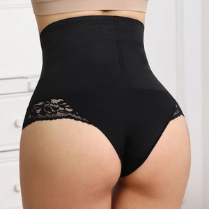 Culotte sculptante taille haute avec dentelle portée par un mannequin professionnel