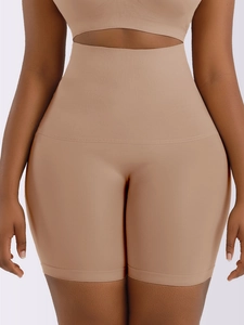 Détail de la gaine amincissante taille haute avec texture côtelée en couleur chair