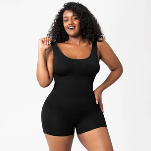 Macro detail of the high-stretch black bodysuit with U-neck and seamless shaping edges
