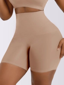 Détail de la gaine amincissante taille haute nude avec tissu de compression sans couture