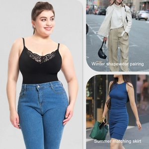 Détail du body en dentelle grande taille col en V porté avec un jean bleu pour un look chic