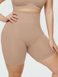 Détail de l'ensemble gainant sans couture taille haute et brassière en couleur chair