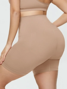 Gros plan sur le short gainant taille haute sans couture avec texture push-up fessier