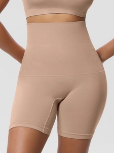 Détail de la gaine amincissante taille haute avec texture de tissu côtelé sans couture