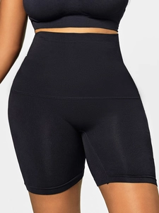 Détail macro du tissu de compression sans couture sur le short sculptant noir taille haute