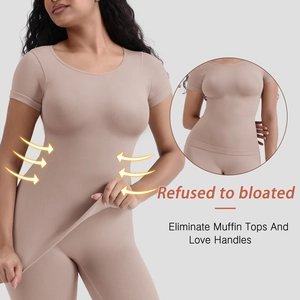 Detail des hautfarbenen Kompressions-Bodys mit hoher Elastizität und Bauch-Weg-Effekt