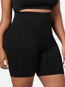 Gros plan d'un short gainant noir taille haute avec tissu amincissant élastique