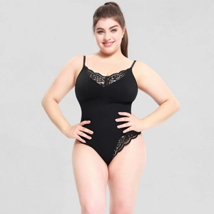 Détail du body grande taille noir avec col en V et bordure en dentelle délicate