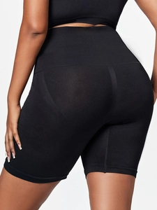 Détail du short gainant noir à taille haute avec une texture de tricotage sans couture