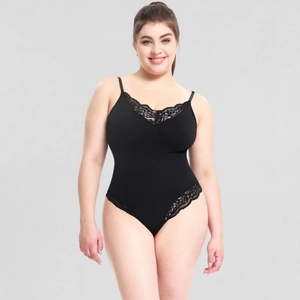 Détail d'un body noir grande taille avec bordure en dentelle cil et fines bretelles