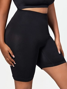 Gros plan sur la gaine amincissante noire taille haute avec texture de compression sans couture