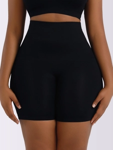Détail du short gainant noir à taille haute avec tissu de compression élastique sans couture