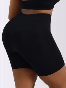 Vue latérale montrant l'effet galbant du short sculptant noir à taille haute renforcée