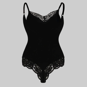 Détails d'un body noir avec bordure en dentelle élégante et décolleté en V orné de dentelle