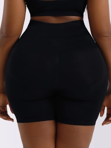 Gros plan sur le short gainant taille haute avec contrôle du ventre et effet push-up