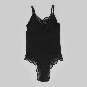 Détail de la texture côtelée et de la dentelle délicate sur ce body noir pour femme
