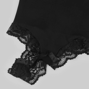 Détail de la bordure en dentelle et des boutons-pression à l'entrejambe du body