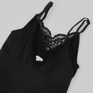 Détail d'un body noir en dentelle col V avec texture côtelée et bretelles réglables