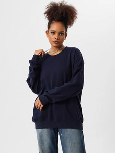 Oversized navy blue cotton sweatshirt with round neck on model with jeans