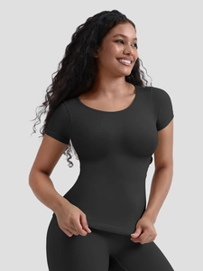 Detailansicht des nahtlosen schwarzen figurformenden T-Shirts aus elastischem Strickgewebe