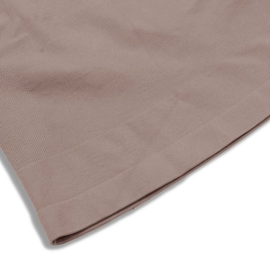 Detailaufnahme des nahtlosen kaffeebraunen Strickstoffs mit glatter, flach gedrückter Kante