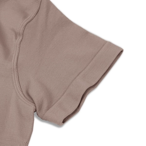 Nahaufnahme der nahtlosen Nähte und elastischen Strickstruktur am Kurzarm-Schulter