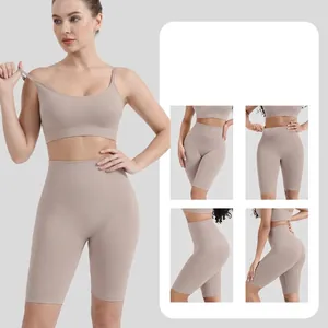 Set fitness senza cuciture con pantaloncini a vita alta e reggiseno sportivo beige