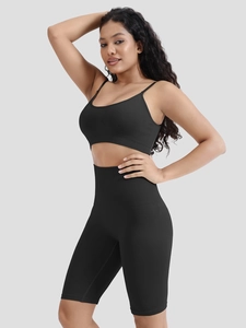 Détail de l'ensemble de yoga noir côtelé avec short taille haute et haut à fines bretelles