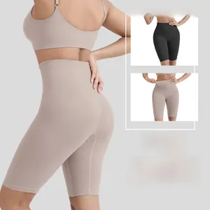 Dettaglio dei pantaloni modellanti a vita alta senza cuciture con trama a costine