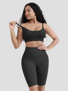 Gros plan sur la texture nervurée noire de l'ensemble legging et brassière de sport