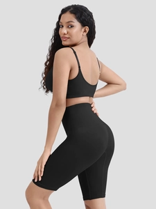 Détail d'un ensemble de yoga sans couture côtelé avec brassière noire et short de cycliste