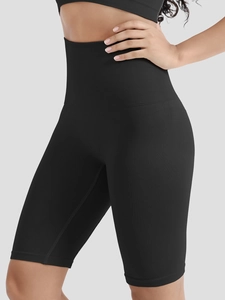 Dettaglio degli shorts modellanti neri a vita alta con trama a coste verticali senza cuciture