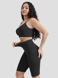 Détail du tissu côtelé extensible sur l'ensemble soutien-gorge de sport et short de yoga