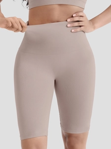 Dettaglio della vita alta a costine degli shorts modellanti senza cuciture color tortora