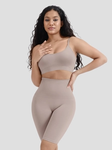 Détail d'un ensemble de yoga sans couture avec short taille haute et brassière marron