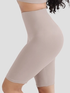 Dettaglio dei pantaloncini biker a vita alta senza cuciture con ampia fascia contenitiva