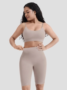 Détail de l'ensemble de yoga beige côtelé montrant la texture du soutien-gorge et short